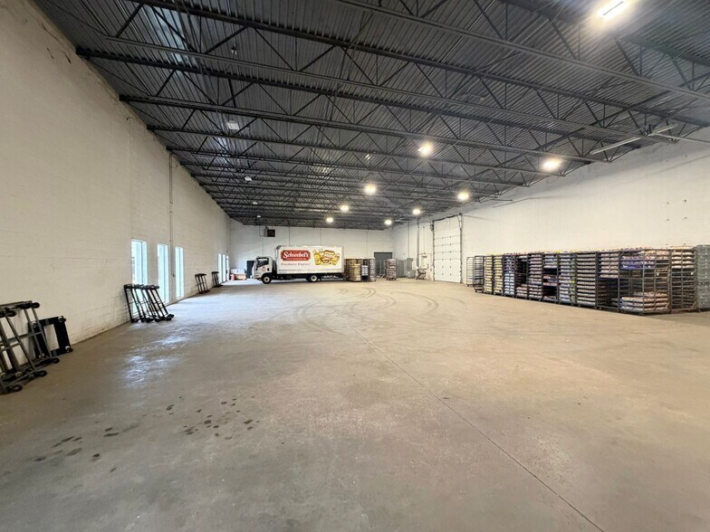 More Photos Of 6898 Commodore Dr, Walbridge Flex For Lease