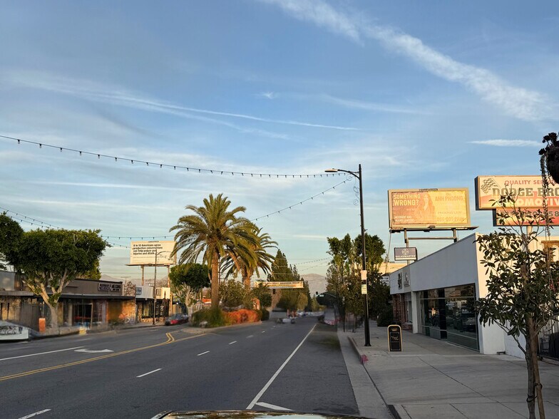 More Photos Of 17551-17559 Chatsworth St, Granada Hills Storefront For Lease