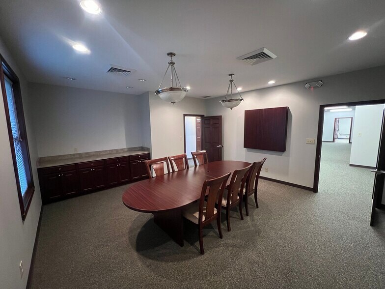 More Photos Of 1620 W Oak St, Zionsville Office For Lease