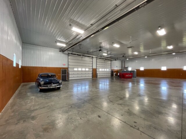 More Photos Of 170 W Circle Dr, Saint Charles Manufacturing For Lease