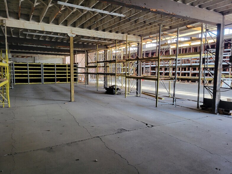 More Photos Of 137 NE 2nd St, Prineville Showroom For Sale