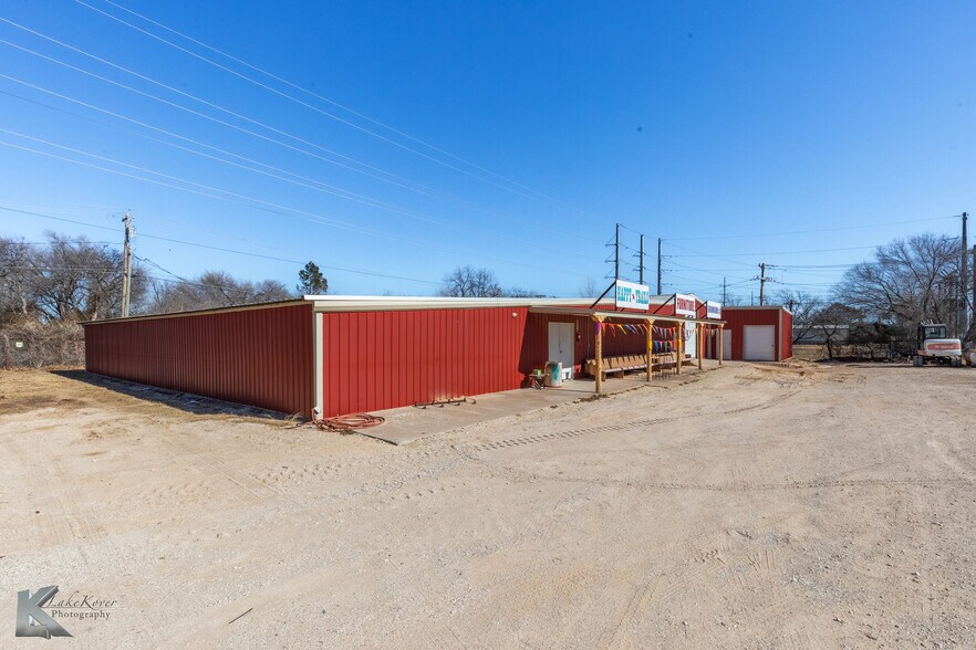 More Photos Of 302 N Access Rd, Clyde Showroom For Sale