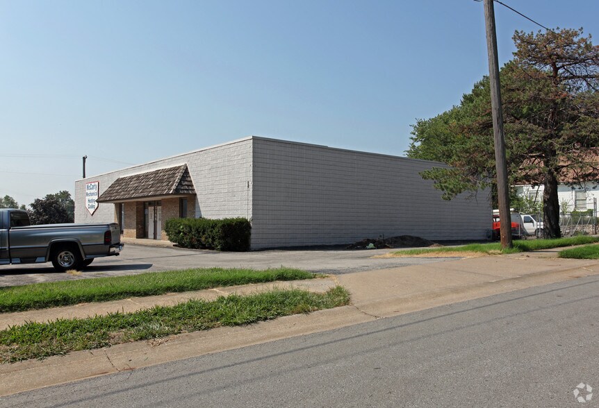 More Photos Of 5100 Merriam Dr, Shawnee Warehouse For Lease