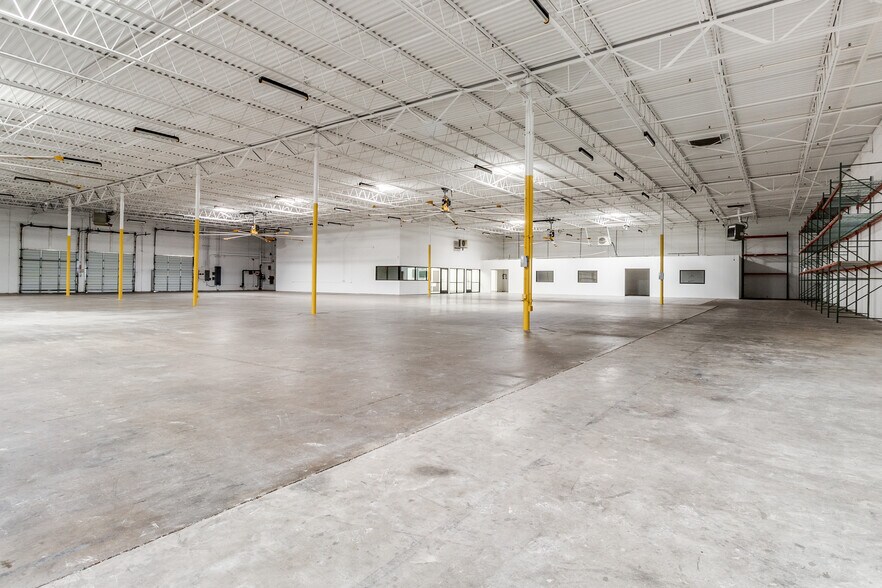 More Photos Of 11232 Leo Ln, Dallas Warehouse For Lease