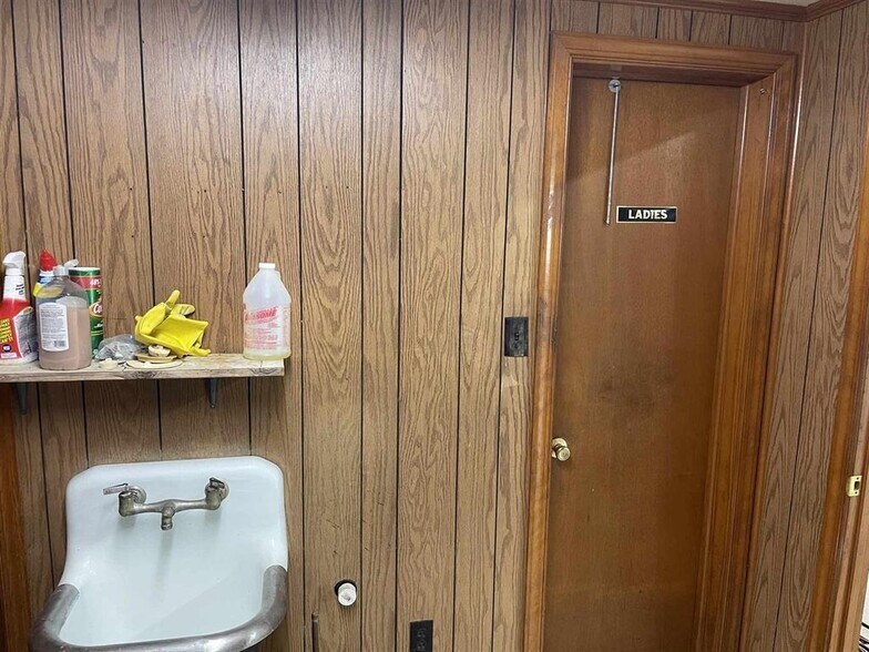 More Photos Of 124 Old Bridgewater Rd, Mount Crawford Warehouse For Sale