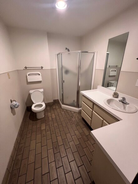 More Photos Of 2280 E Curry St, Long Beach Manufacturing For Lease