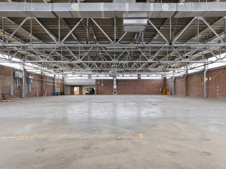 More Photos Of 701 Oriole Dr, Hendersonville Warehouse For Sale