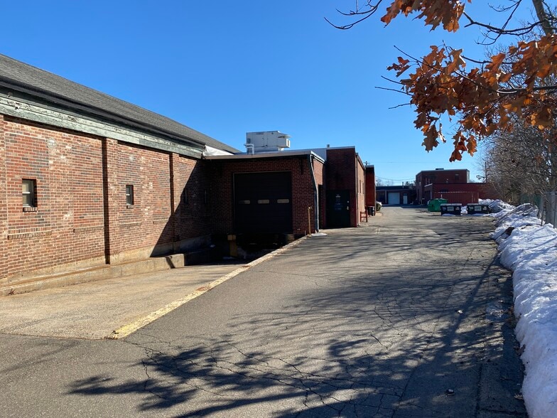 More Photos Of 123 Whiting St, Plainville Warehouse For Lease