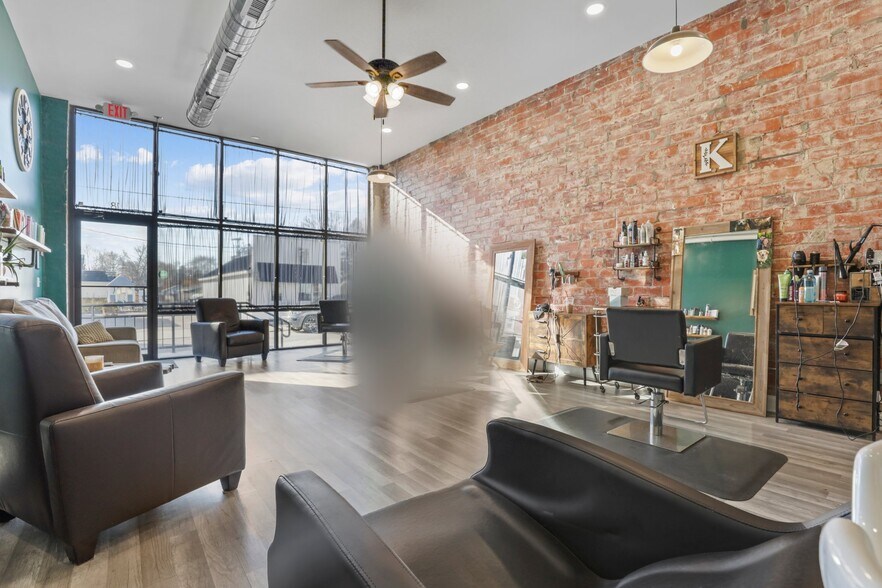 More Photos Of 14 W Depot St, Pataskala Showroom For Sale