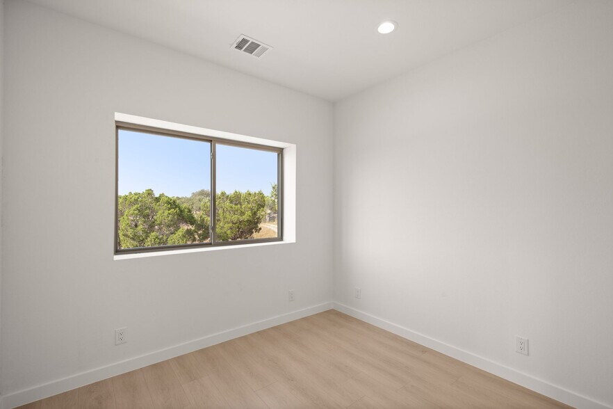 More Photos Of 10020 Darden Hill Rd, Austin Light Distribution For Lease