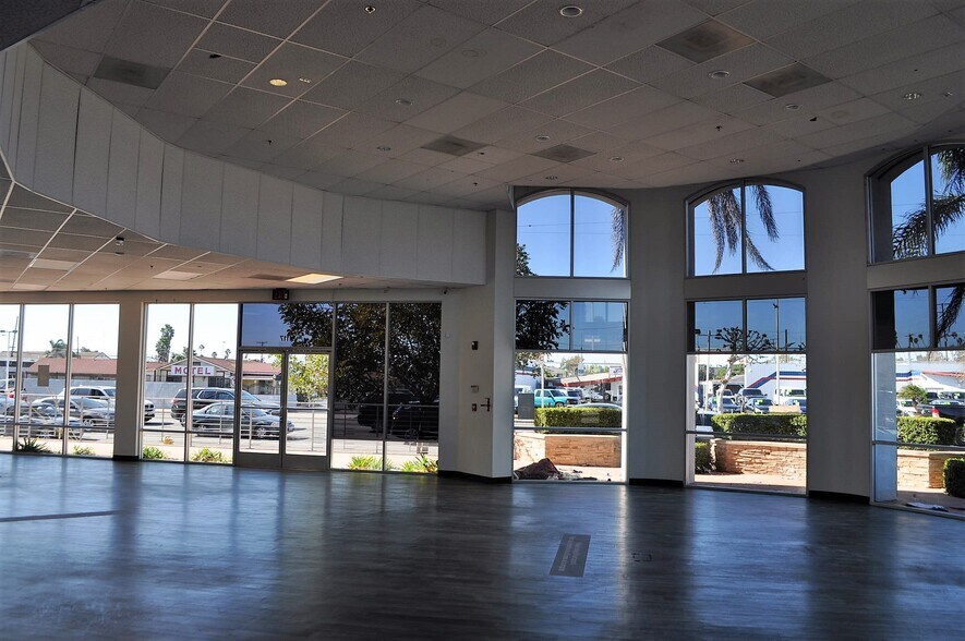 More Photos Of 1117 S Oxnard Blvd, Oxnard Bank For Lease