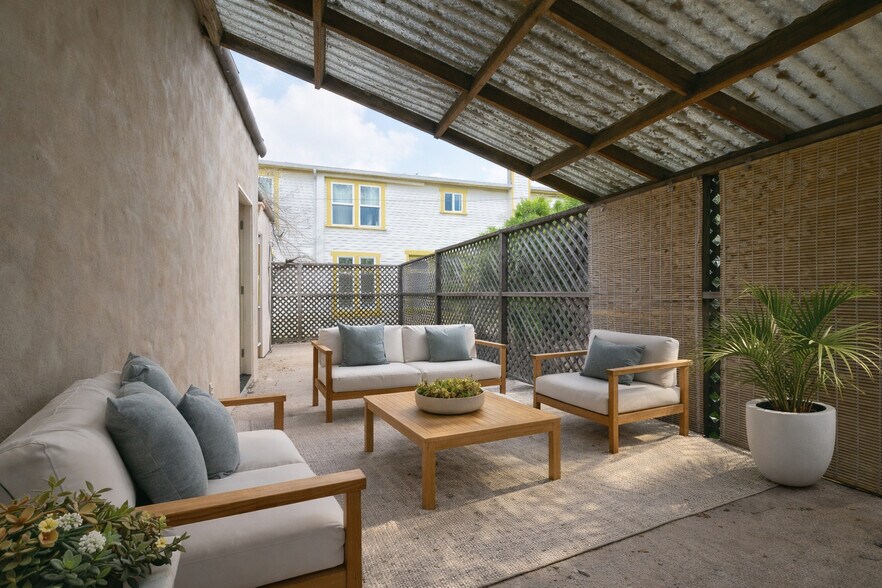 More Photos Of 2636 N Beachwood Dr, Los Angeles Apartments For Sale