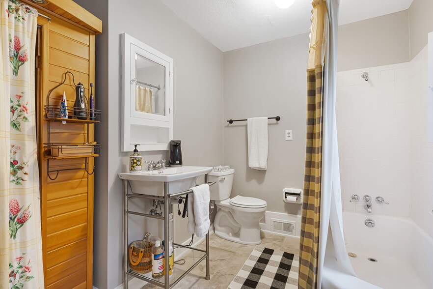 More Photos Of 1186 Old Us Hwy 70 W, Black Mountain Hospitality For Sale