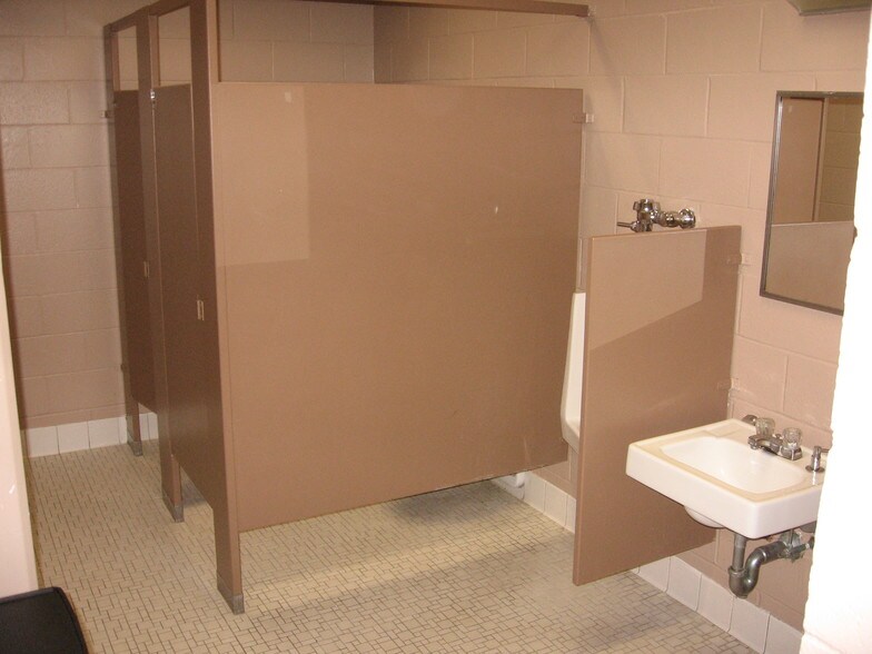 More Photos Of 76 Progress Dr, Stamford Research And Development For Lease