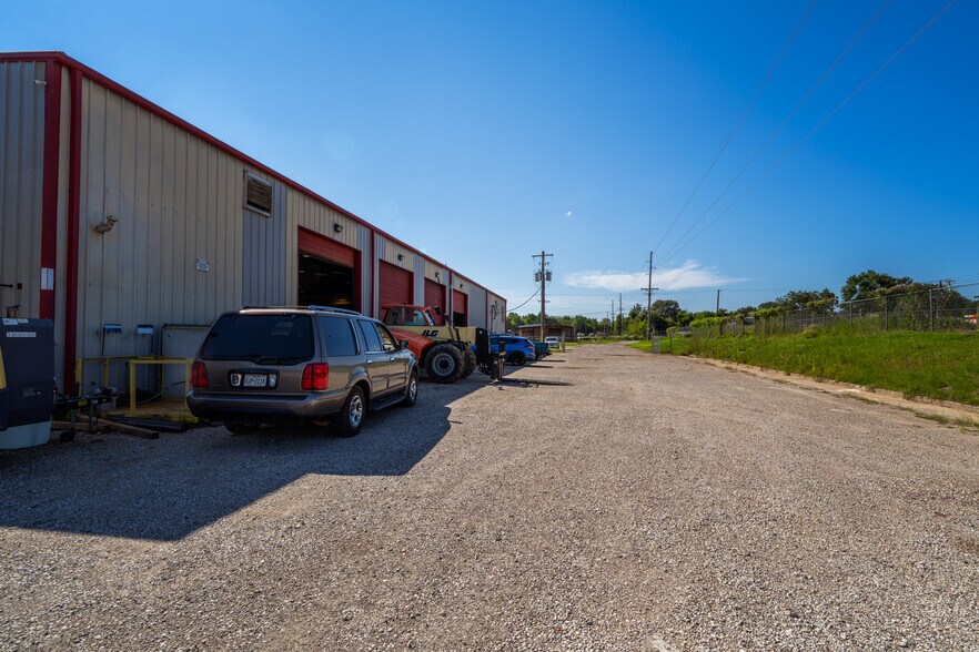 More Photos Of 2103 E SH 31, Kilgore Warehouse For Lease