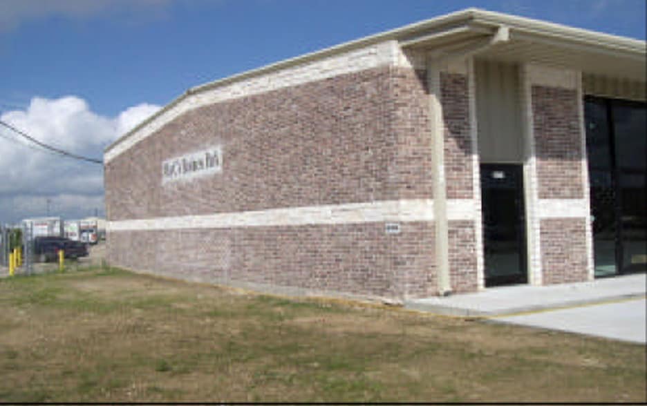 More Photos Of 636 W Front St, Hutto Flex For Lease