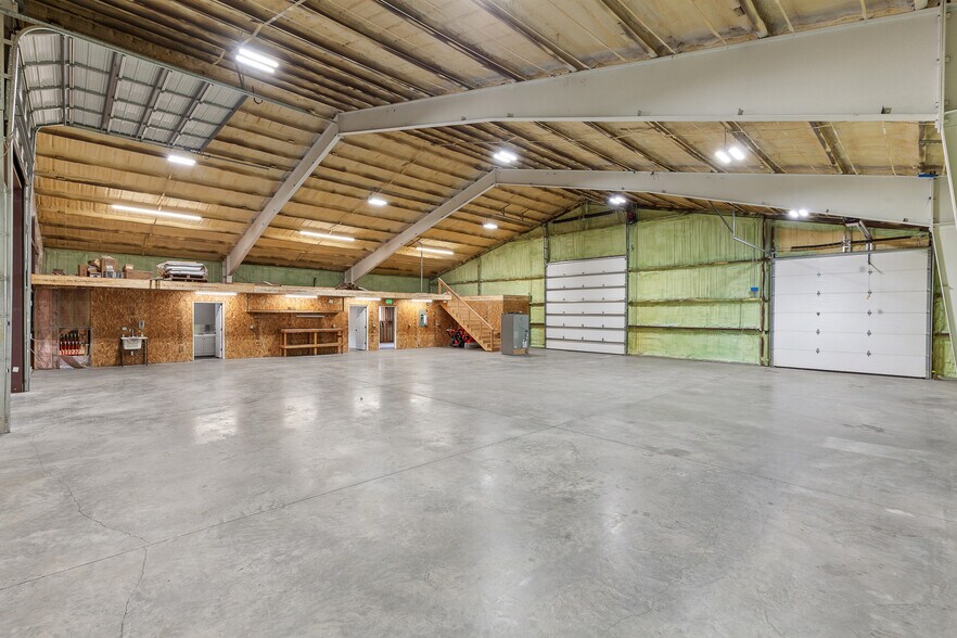 More Photos Of 275 Industrial Park Ave, Spirit Lake Warehouse For Lease