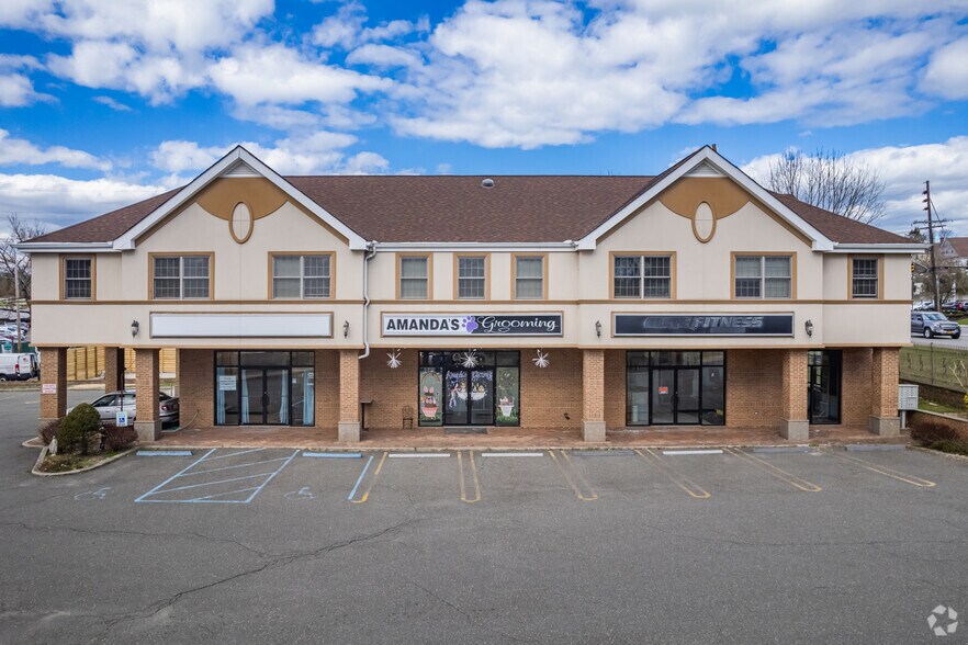 More Photos Of 72-74 Cedar Swamp Rd, Glen Cove Storefront Retail Office For Sale