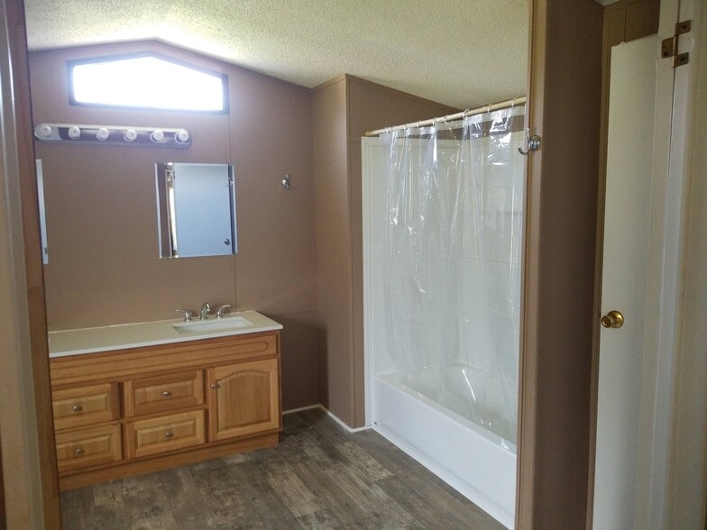 More Photos Of 1-16 Ez Ln, Manchester Manufactured Housing Mobile Home Park For Sale
