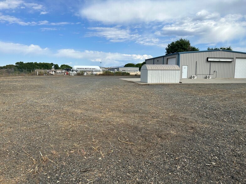 More Photos Of 700 S Bennett Dr, Dewey Warehouse For Lease