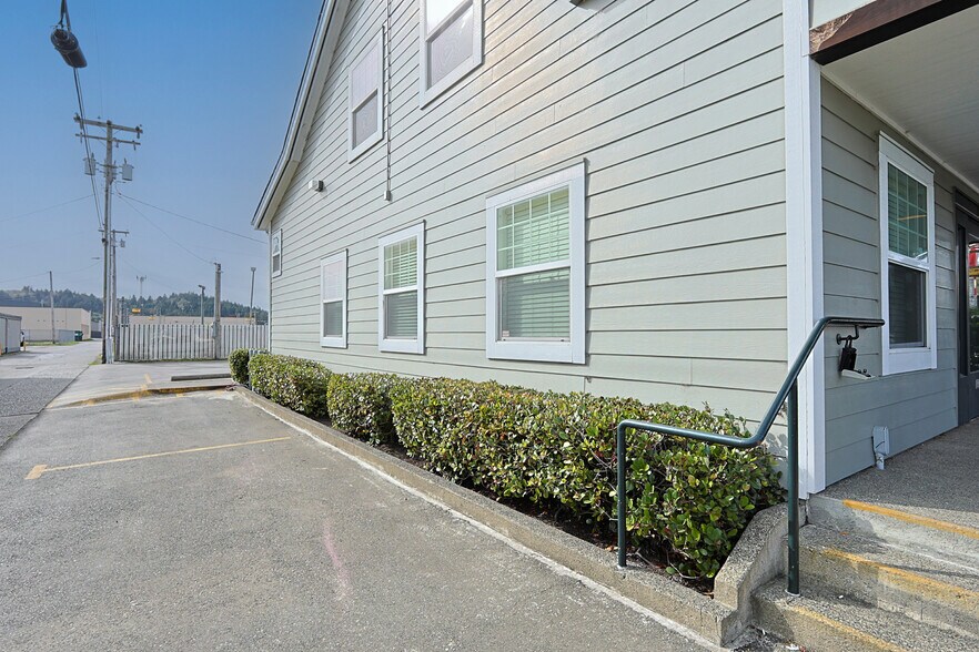 More Photos Of 137 Hall Ave, Coos Bay Office For Sale