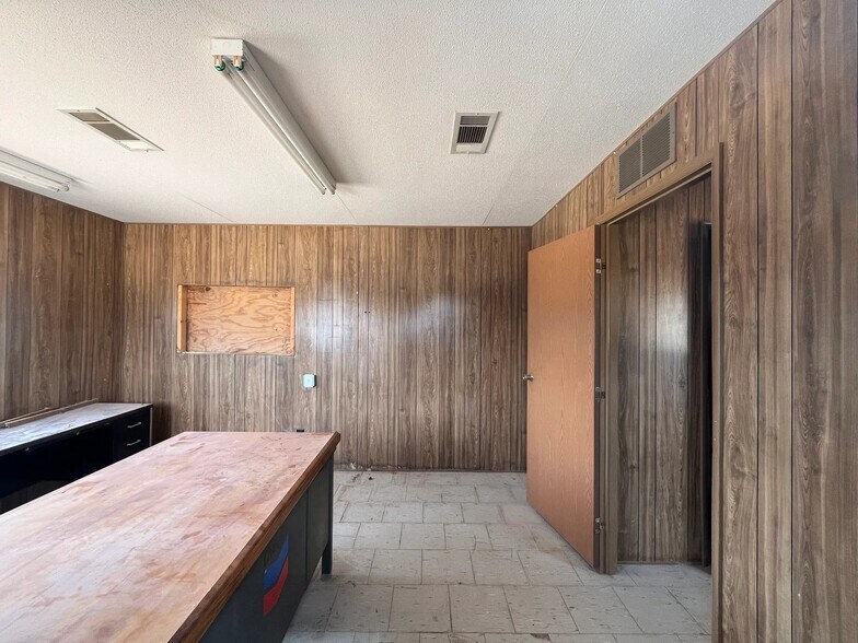 More Photos Of 714 Main St, Buffalo Gap Warehouse For Lease