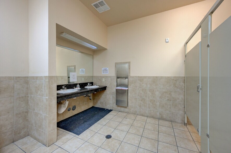 More Photos Of 6284 Spring Mountain Rd, Las Vegas Office For Sale