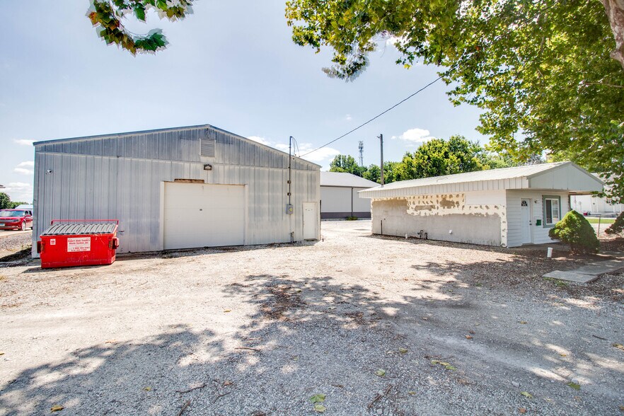 More Photos Of 98 Curtis St, Jerseyville Flex For Sale
