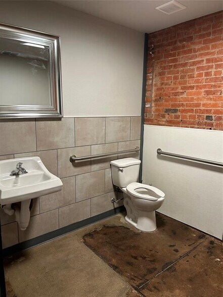 More Photos Of 141 Oak St, Abilene Storefront Retail Office For Lease