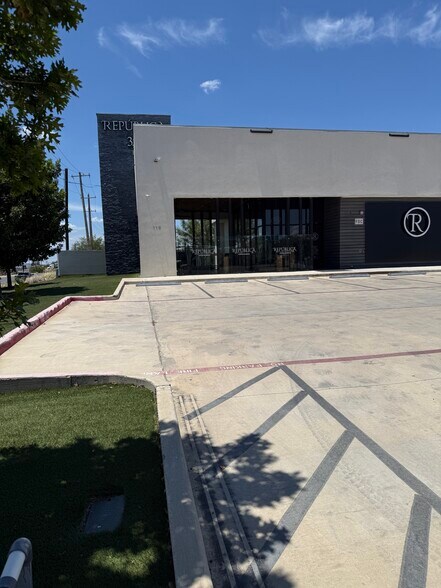 More Photos Of 110 Willow Oak, Laredo Specialty For Sale