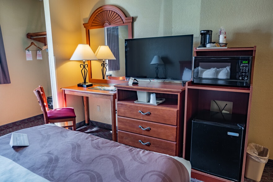 More Photos Of 730 E Jennifer Ln, Sidney Hotel For Sale