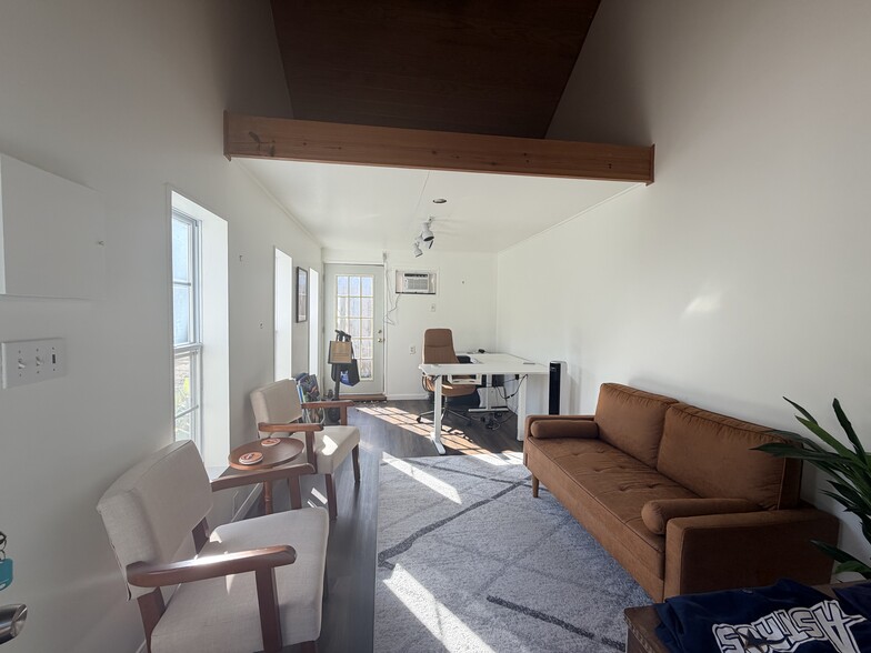 More Photos Of 2010 Commonwealth St, Houston Loft Creative Space For Lease