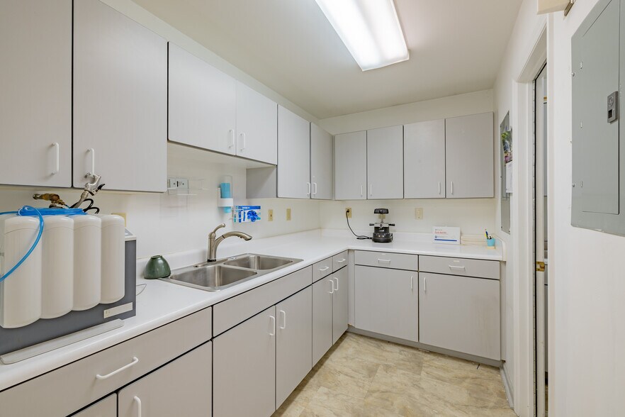 More Photos Of 1941 Euclid Ave, Bristol Medical For Sale
