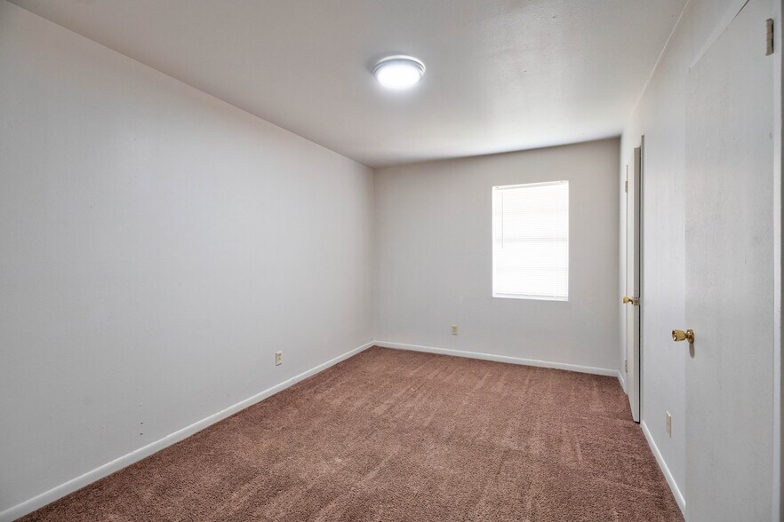 More Photos Of 2500 W 26th St, Plainview Apartments For Sale