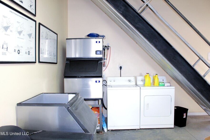 More Photos Of 2205 Petit Bois St, Pascagoula Warehouse For Sale