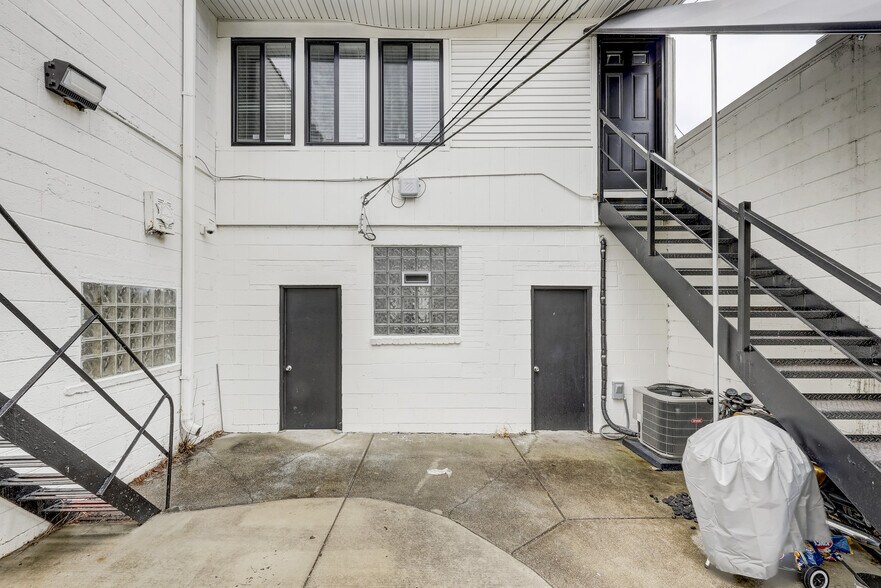 More Photos Of 23831-23833 John R Rd, Hazel Park Storefront Retail Residential For Lease