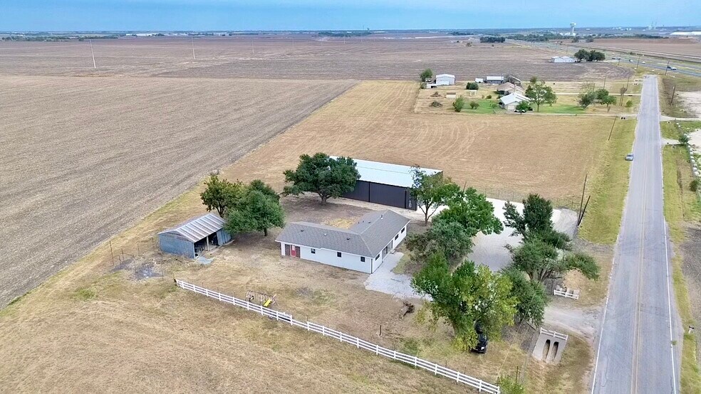 More Photos Of 5821 Limmer Loop, Hutto Warehouse For Lease