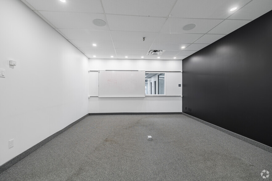 More Photos Of 395 Av Sainte-Croix, Montréal Warehouse For Lease