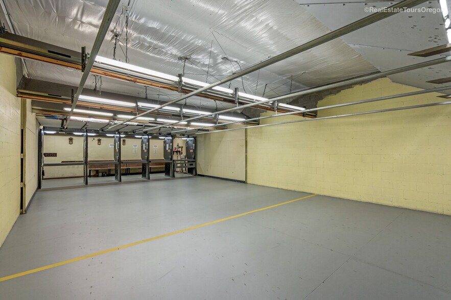 More Photos Of 10791 Oak St NE, Donald Showroom For Sale