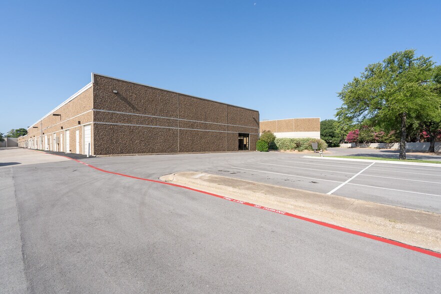 More Photos Of 8302-8328 Sterling St, Irving Showroom For Lease