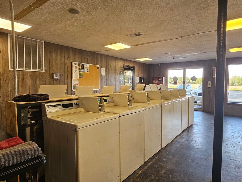 More Photos Of 512 W Egyptian Ave, Christopher Bar For Sale