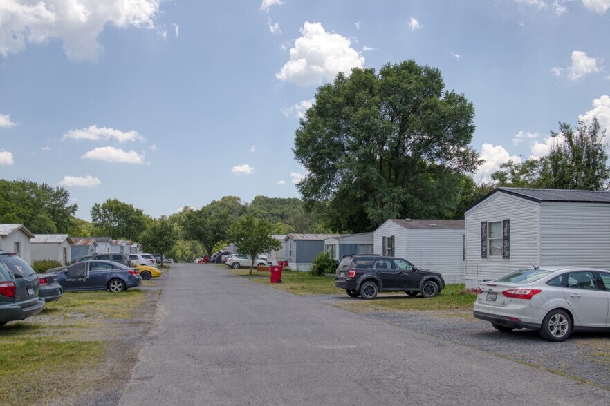 More Photos Of English Walnut Lane, Springfield Manufactured Housing Mobile Home Park For Sale