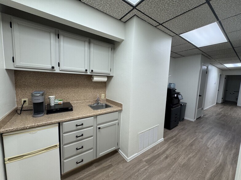 More Photos Of 2401 Tee Cir, Norman Office For Lease