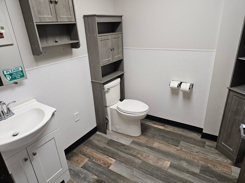 More Photos Of 1359 E Hanthorn Rd, Lima Light Distribution For Lease