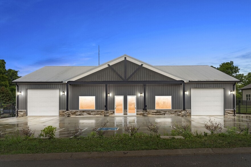 More Photos Of 1811 Mercantile Dr, Clarksville Light Distribution For Lease