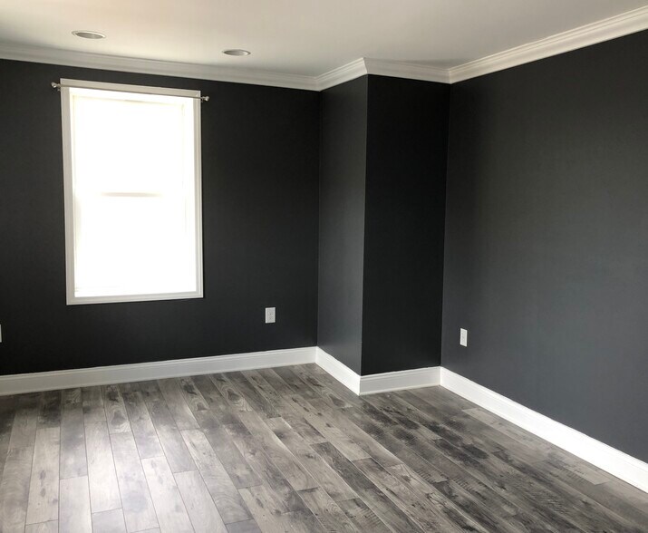 More Photos Of 103 N College Ave, Newton General Retail For Lease