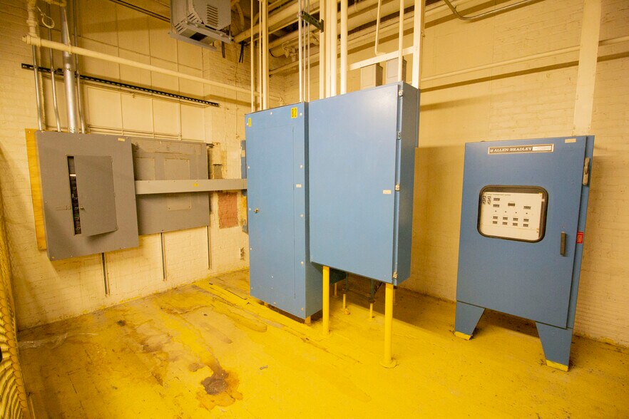 More Photos Of 126 Avenue C, Springfield Manufacturing For Sale