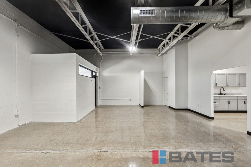 More Photos Of 2315 Farrington St, Dallas Showroom For Lease