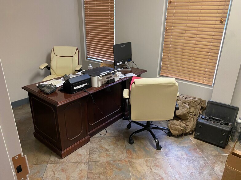 More Photos Of 1105 N Main St, Highlands Warehouse For Lease