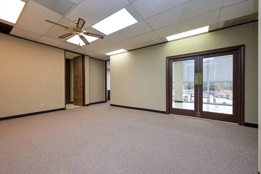 More Photos Of 5625 Cypress Creek Pky, Houston Office For Sale